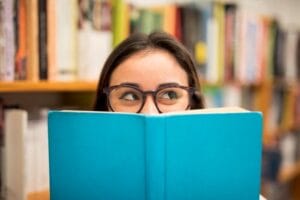 Mujer intelectual con sensualidad