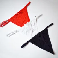 hilos regulables color negro blanco y rojo en tienda de lencería femenian Guapas Shop